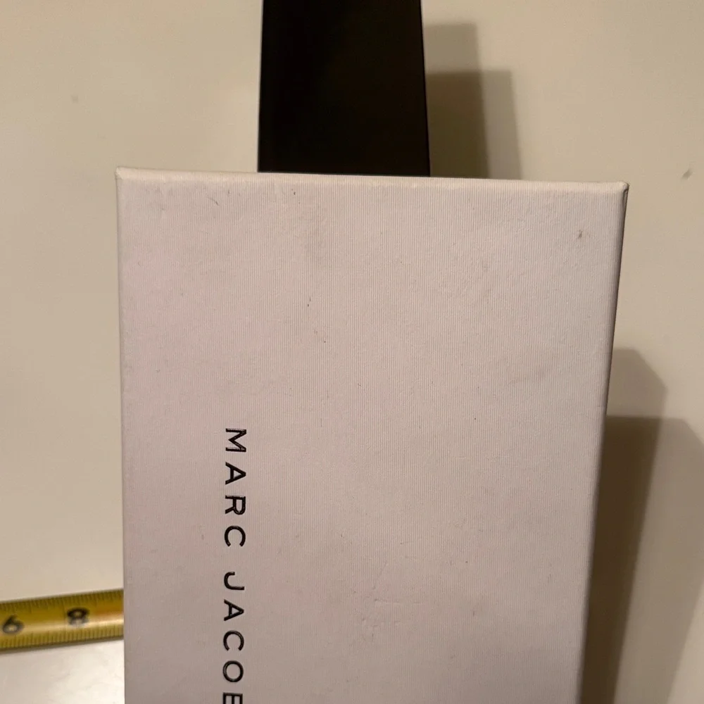 Marc Jacobs White Rectangular Box - Picture 8 of 8